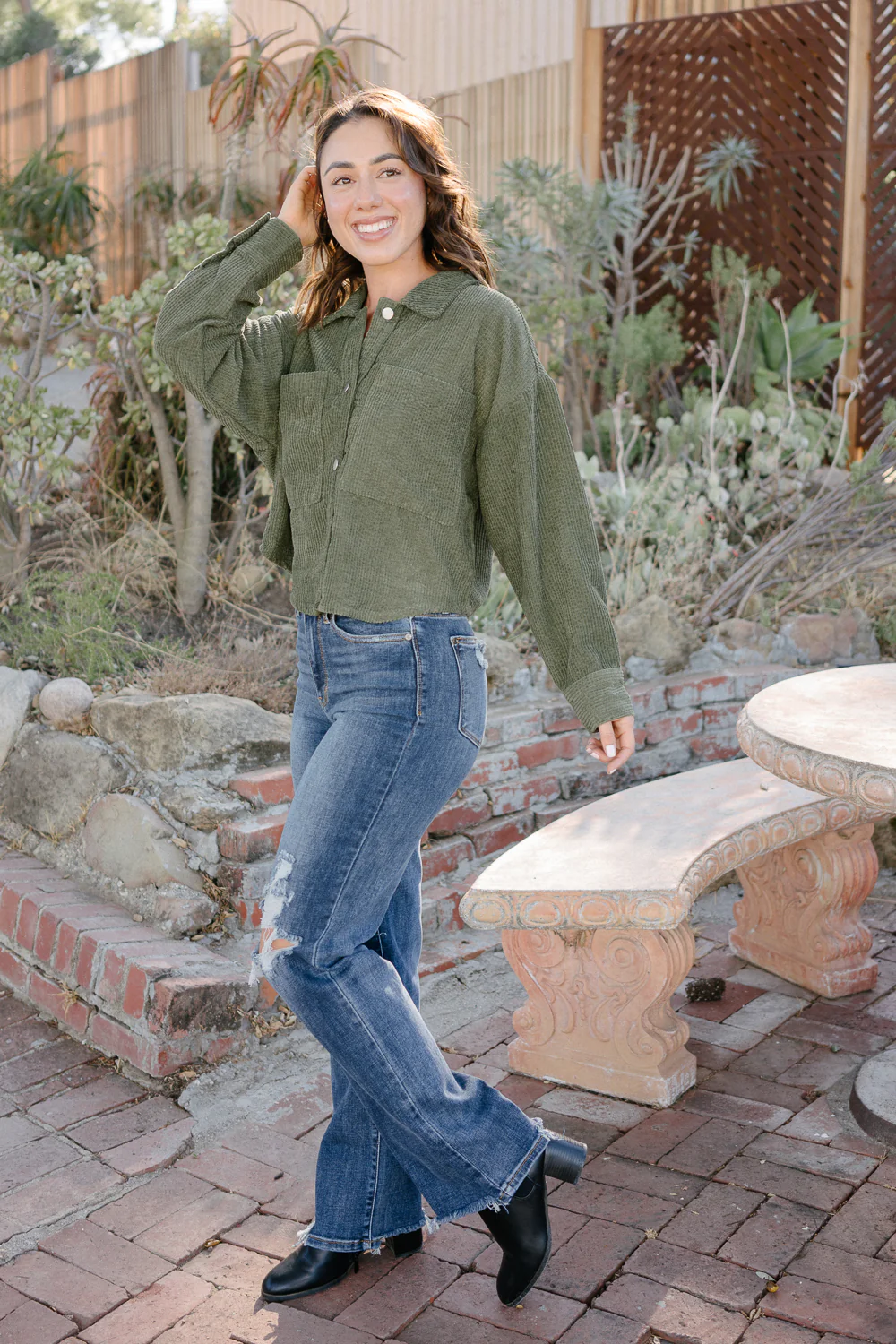 Maddie High Rise 90's Distressed Knee Straight Fit