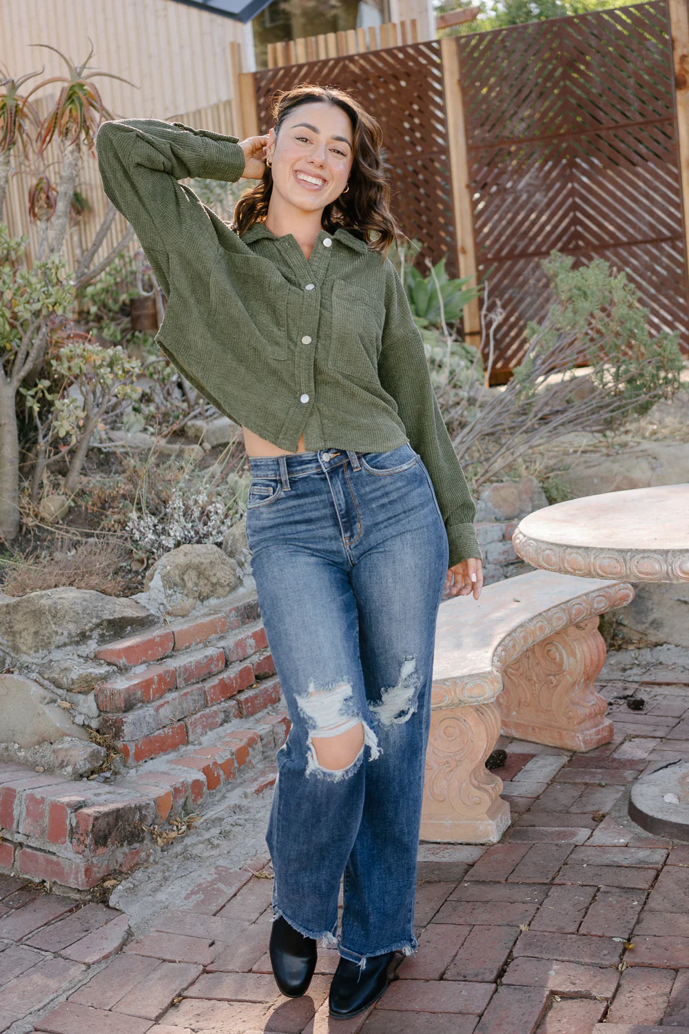 Maddie High Rise 90's Distressed Knee Straight Fit