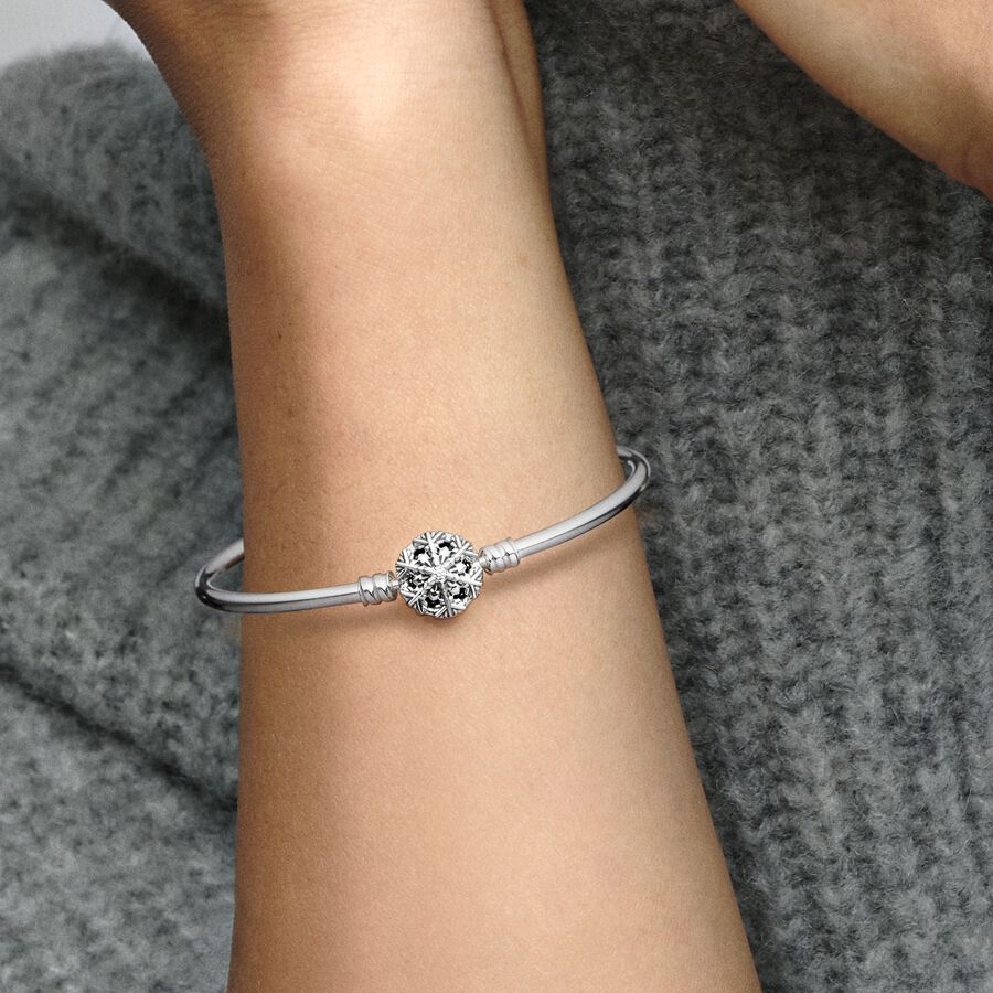 Moments Sparkling Snowflake Clasp Bangle